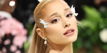 Goodbye, Glinda! Ariana Grande Ditches Blonde And Returns To Her Roots