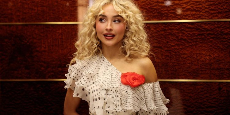 Sabrina Carpenter Nailed the Art of Showgirl Style on SNL