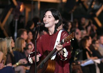 Gracie Abrams Shut Down Vogue World 2025 With a Carole King Cover