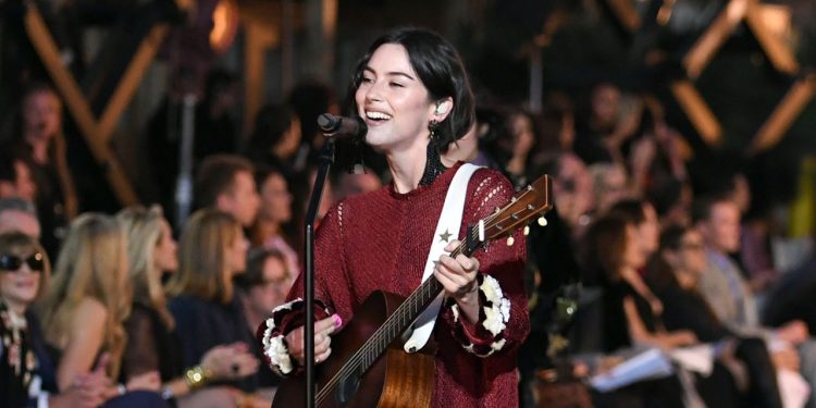 Gracie Abrams Shut Down Vogue World 2025 With a Carole King Cover