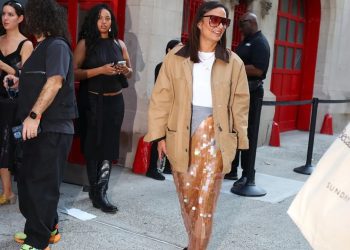 6 Sequin Skirt Outfits for Your Everyday Wardrobe