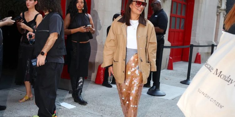 6 Sequin Skirt Outfits for Your Everyday Wardrobe