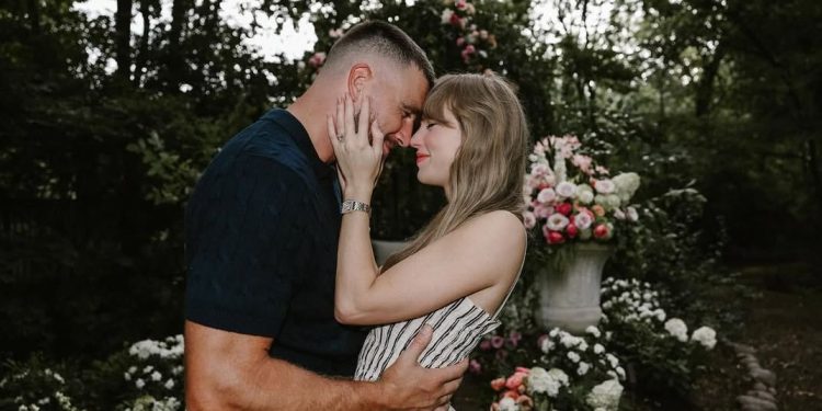 A Closer Look at Taylor Swift’s Engagement Ring—With the Designer’s Details