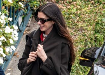 Anne Hathaway’s ’70s Flared Jeans and Classic Sneakers Make a Perfect Fall Fit