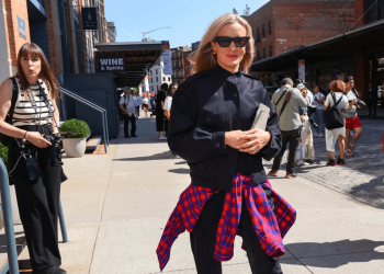 8 Flannel Shirt Outfits to Tackle the Transitional Season in Style