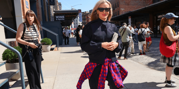 8 Flannel Shirt Outfits to Tackle the Transitional Season in Style