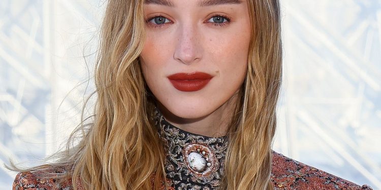 Here First: Phoebe Dynevor Has a Bob!