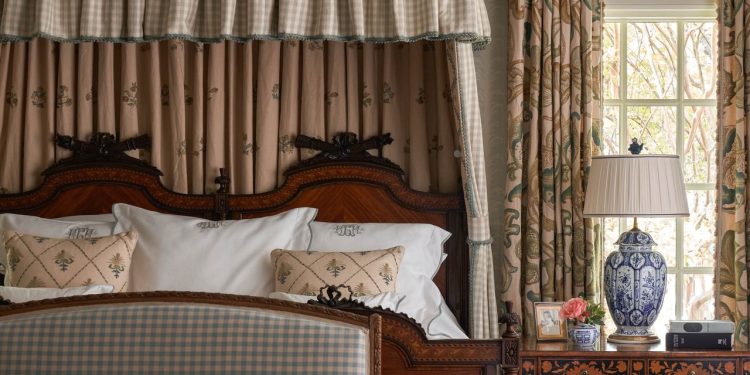 The Half-Tester Bed Is Having a Major Revival