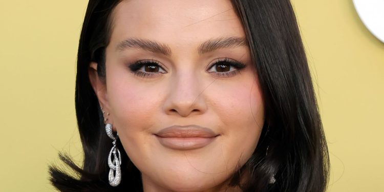 Selena Gomez Tips Apple Cider Nails for Success This Winter