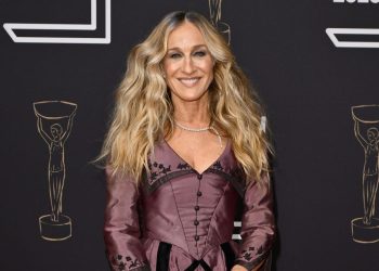 Can Sarah Jessica Parker Make the Wide-Open Bag Trend Happen?