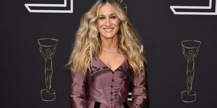 Can Sarah Jessica Parker Make the Wide-Open Bag Trend Happen?