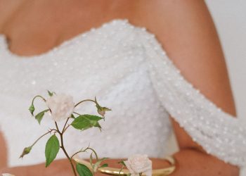 How Bridal Bouquet Bags Became One of the Year’s Biggest Wedding Floral Trends