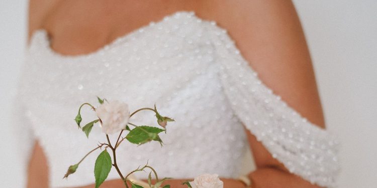 How Bridal Bouquet Bags Became One of the Year’s Biggest Wedding Floral Trends