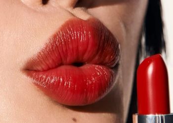 4 French Lipstick Tricks That Embody the Less-Is-More Philosophy