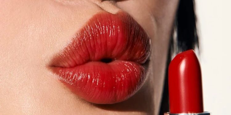 4 French Lipstick Tricks That Embody the Less-Is-More Philosophy