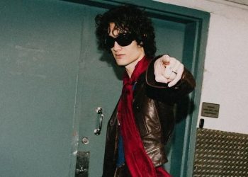 Why Am I Only Now Getting Into the Skinny Scarf?