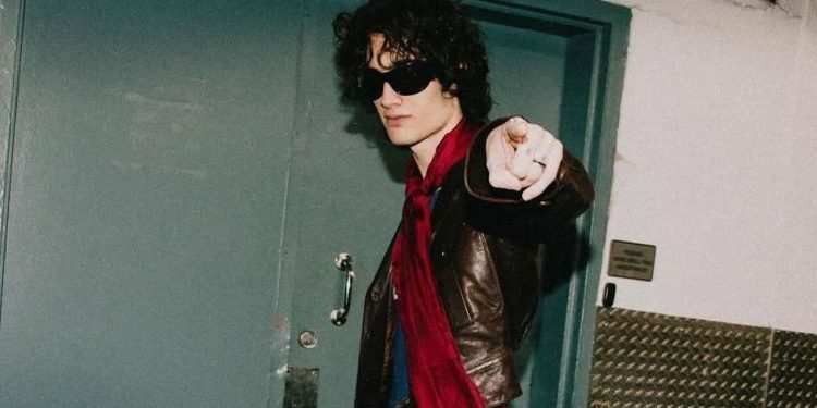 Why Am I Only Now Getting Into the Skinny Scarf?