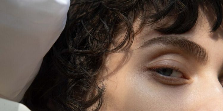 10 Pro Tips To Brighten And Lift The Eye Area, According To The Experts